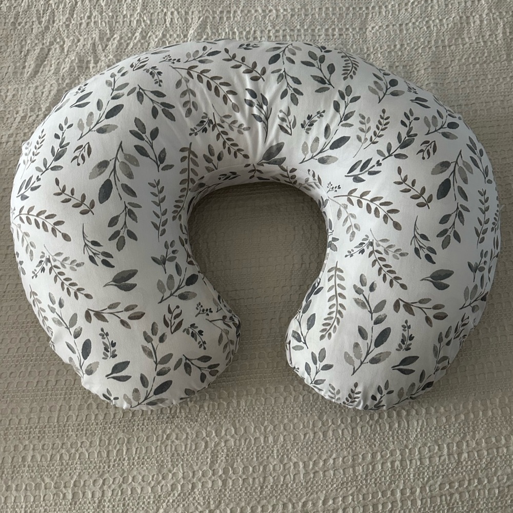 Boppy Nursing Pillow – Excellent Condition & Pottery Barn extra cover
